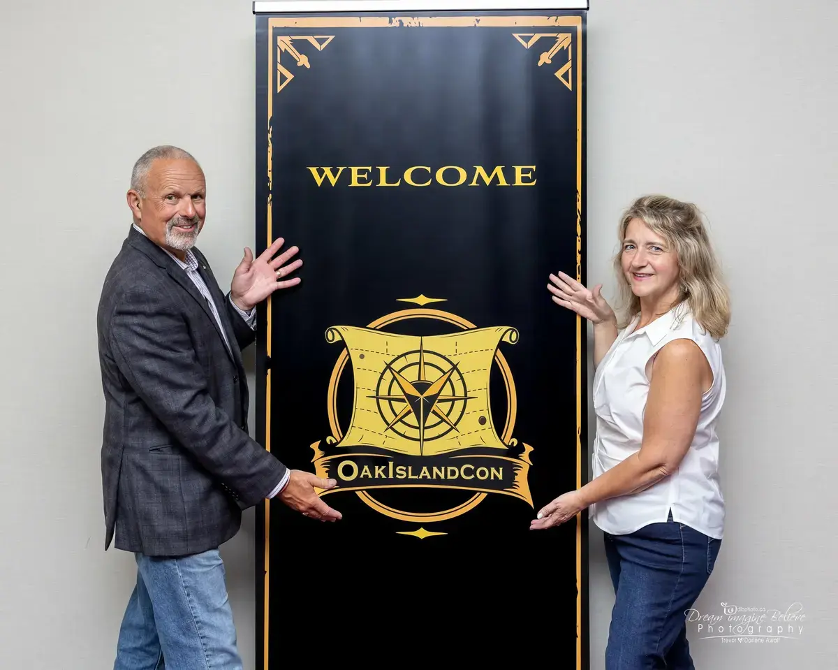 Tony and Lorraine at the Oak Island Con welcome banner